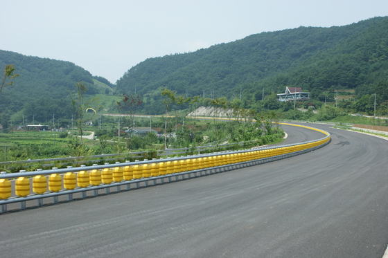 satın al Highway Roller Barrier Roller Size Diameter 245 Mm HDG High Corrosion Resistance for Road Safety online manufacture