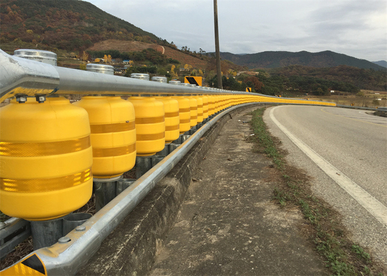 Otoyol koruma rayı Trafik güvenliği EVA Roller Güvenli yuvarlanma tipi çarpma bariyeri