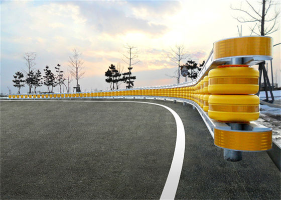 İyi fiyat Uzunluğu 4 Metre Roller Crash Barrier korkuluk üretimi otoyollarda, sokaklarda ve kentsel yollarda montaj için uygun çevrimiçi