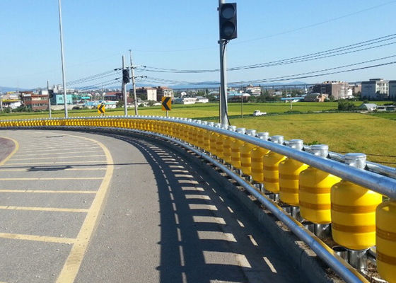 İyi fiyat strength Steel One pillar and four rails protection method Roller Crash Barrier constructed with materials to ensure long term operational safety çevrimiçi