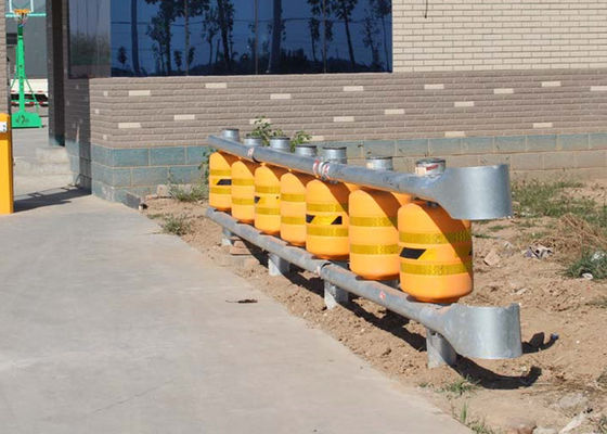 İyi fiyat Aksesuarlar Sarı Siyah Şeritli Otoyol Güvenliği Tesisi Trafik Kontrolü ve Yönetimi için Yol Güvenliği Ekipmanı Sunar çevrimiçi