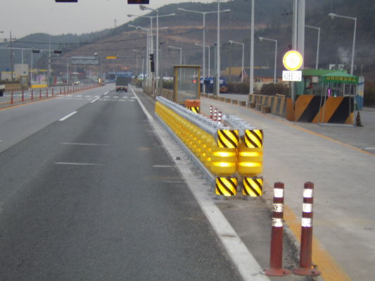 İyi fiyat Çaprağı 245 350 mm Roller Boyutu 10 yıllık ömür süresi ve yol güvenliği için 300 metre günlük çıkış sağlayan Otoyol Rol Barrier çevrimiçi