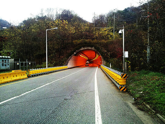 Good price Sıcak Daldırılmış Galvanizli Yuvarlama Koruma Çitleri, Uluslararası Seviye 4 Sınıfı ve Yol Güvenliği Sağlayan PU Roller Malzemesi çevrimiçi